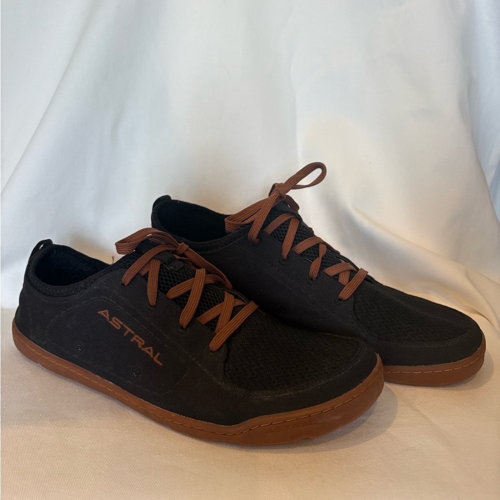 Astr Men's Black Sneakers with Brown Accents